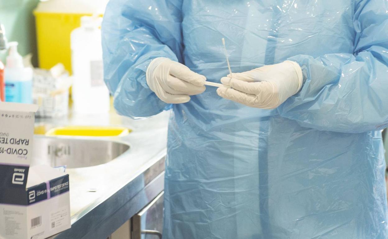 Un sanitario realiza una PCR en el hospital Reina Sofía en una imagen de archivo. 