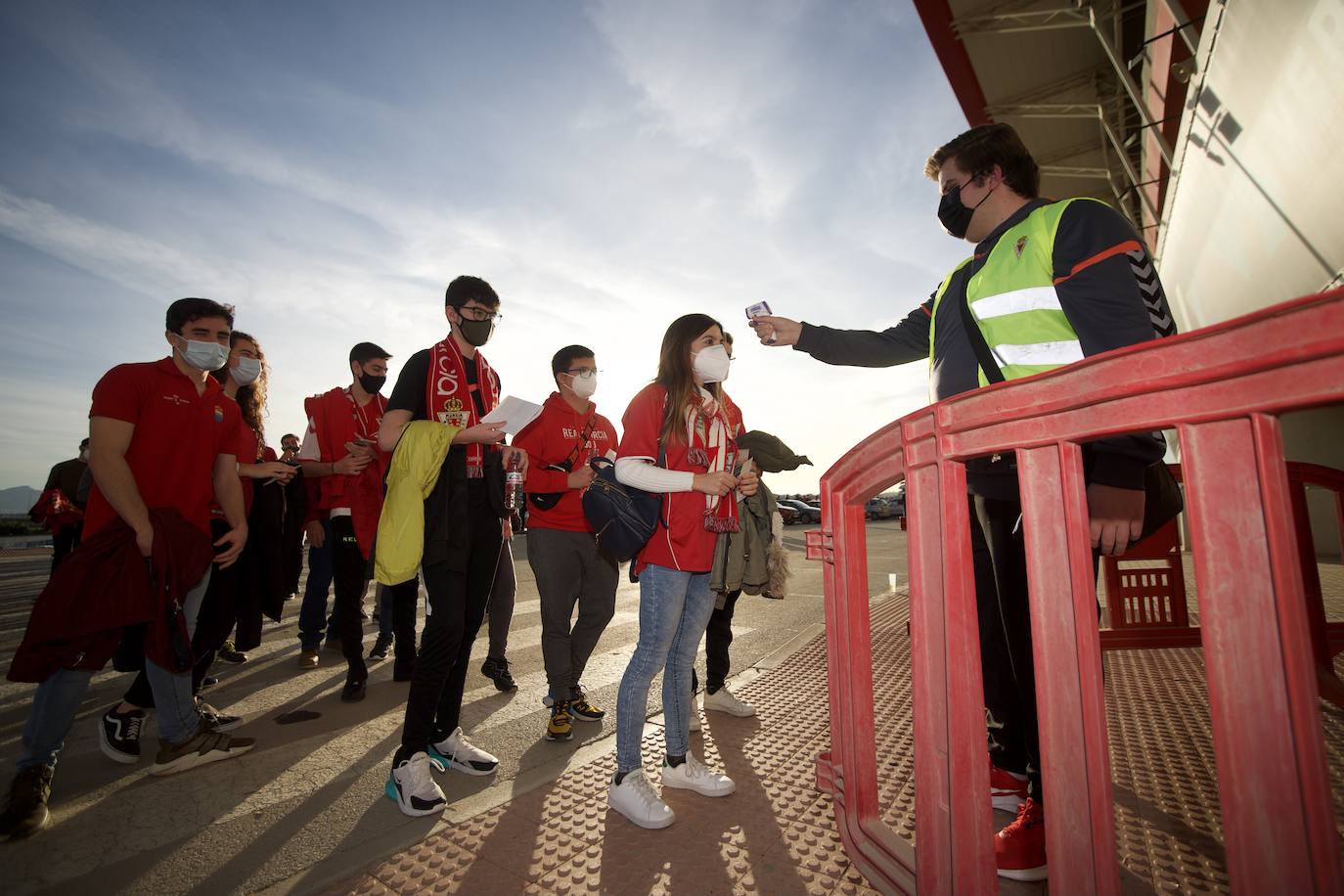 Fotos: La afición del Real Murcia y el UCAM durante el derbi de la capital, en imágenes