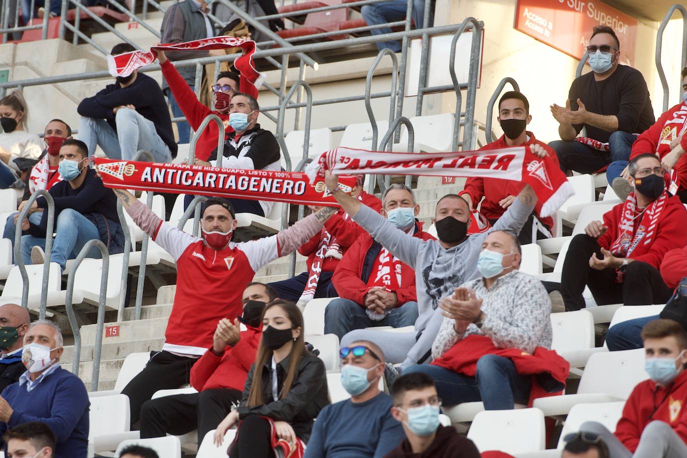 Fotos: La afición del Real Murcia y el UCAM durante el derbi de la capital, en imágenes