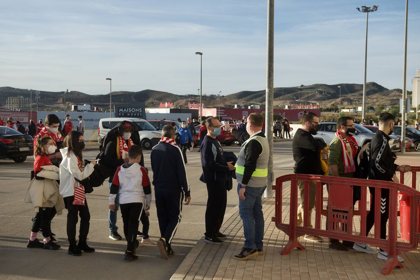 Fotos: La afición del Real Murcia y el UCAM durante el derbi de la capital, en imágenes