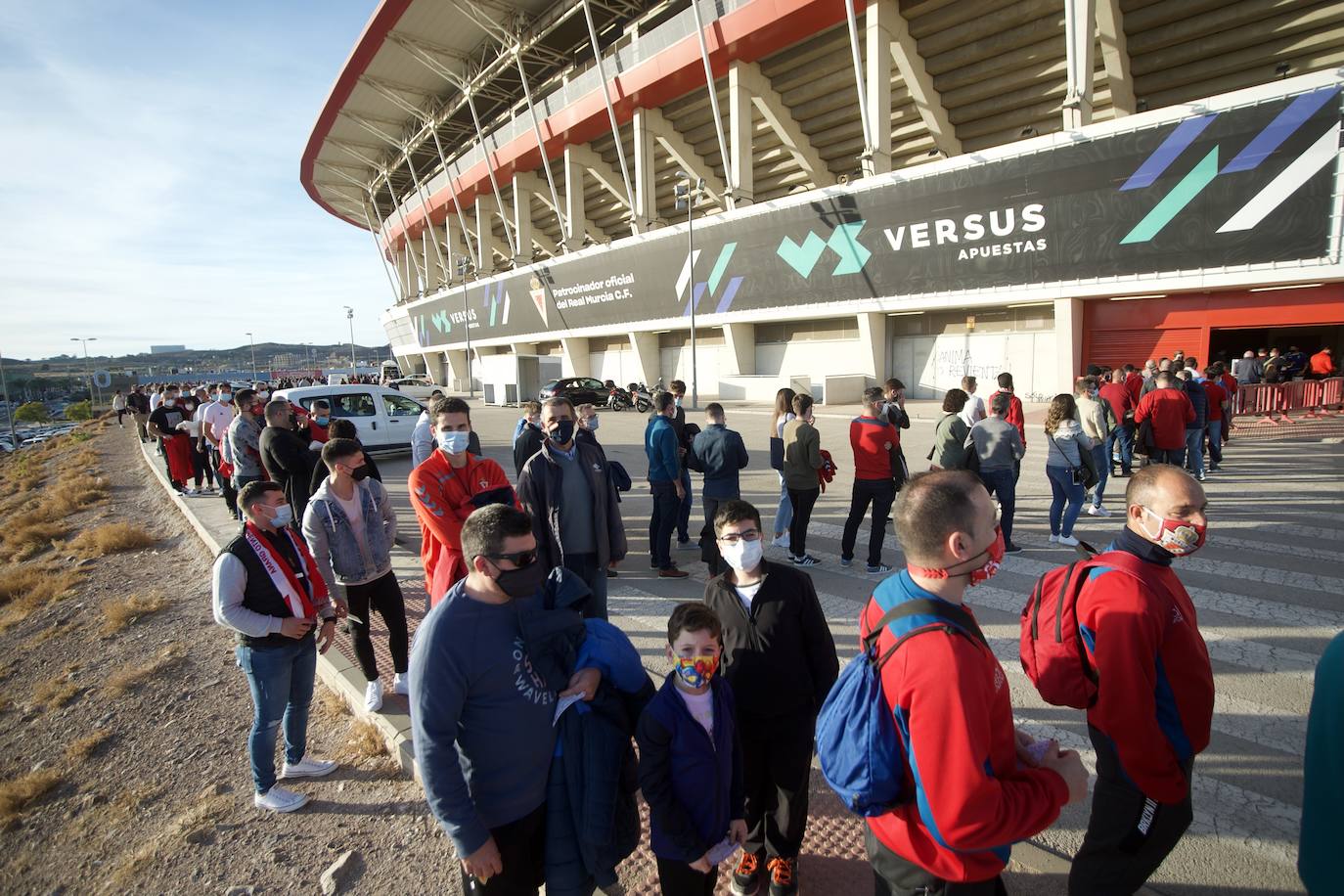 Fotos: La afición del Real Murcia y el UCAM durante el derbi de la capital, en imágenes