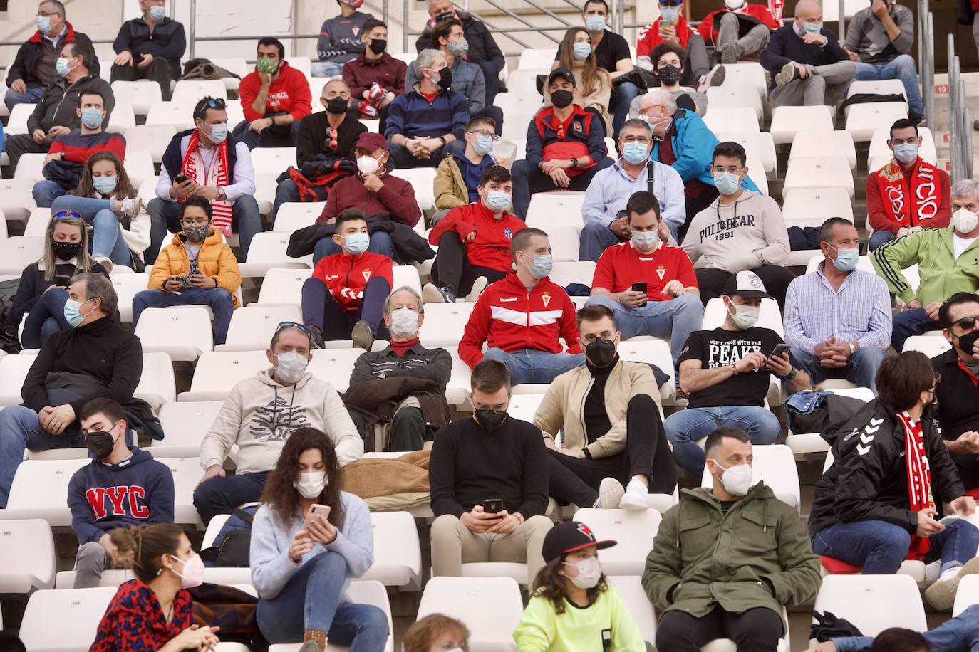 Fotos: La afición del Real Murcia y el UCAM durante el derbi de la capital, en imágenes