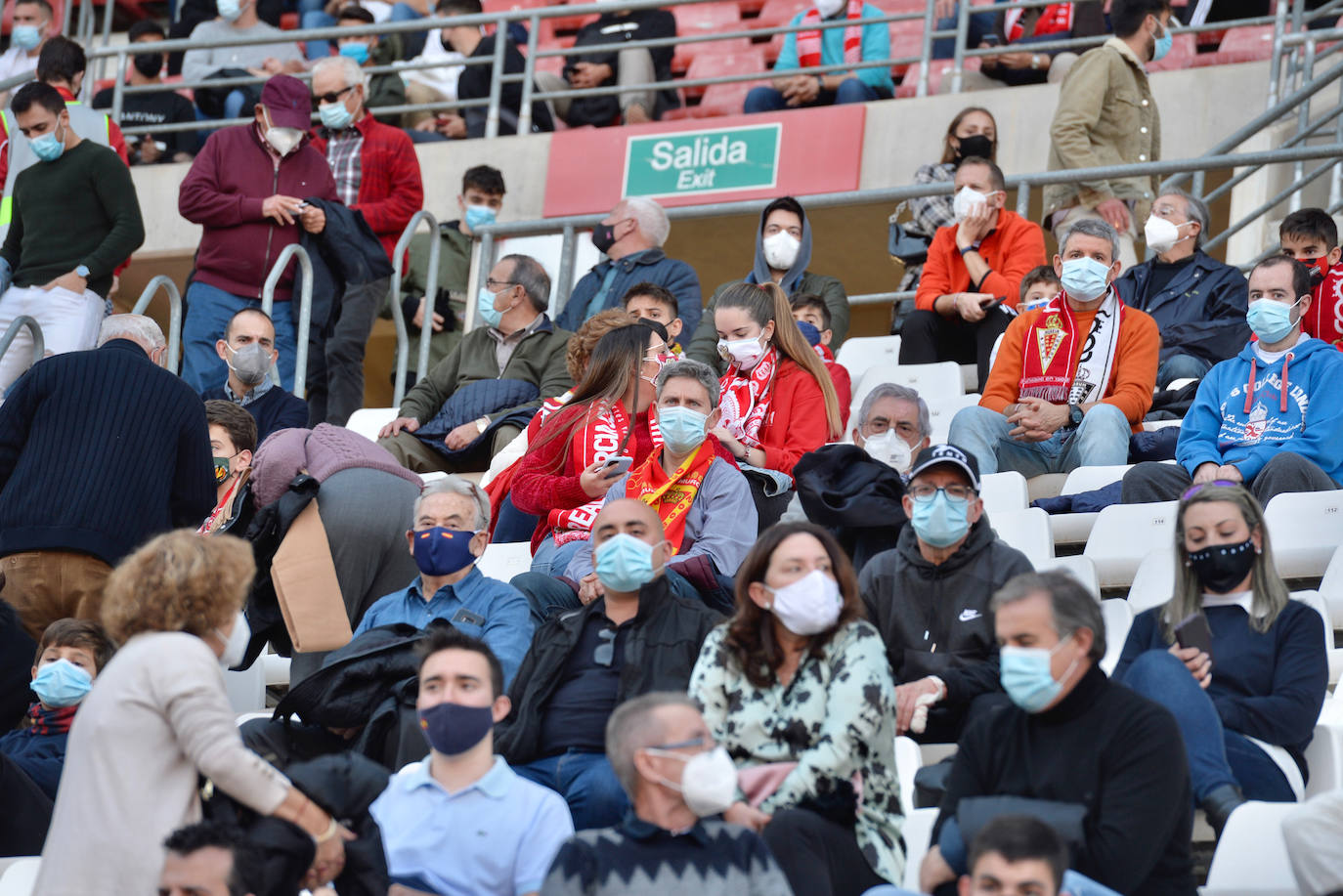 Fotos: La afición del Real Murcia y el UCAM durante el derbi de la capital, en imágenes