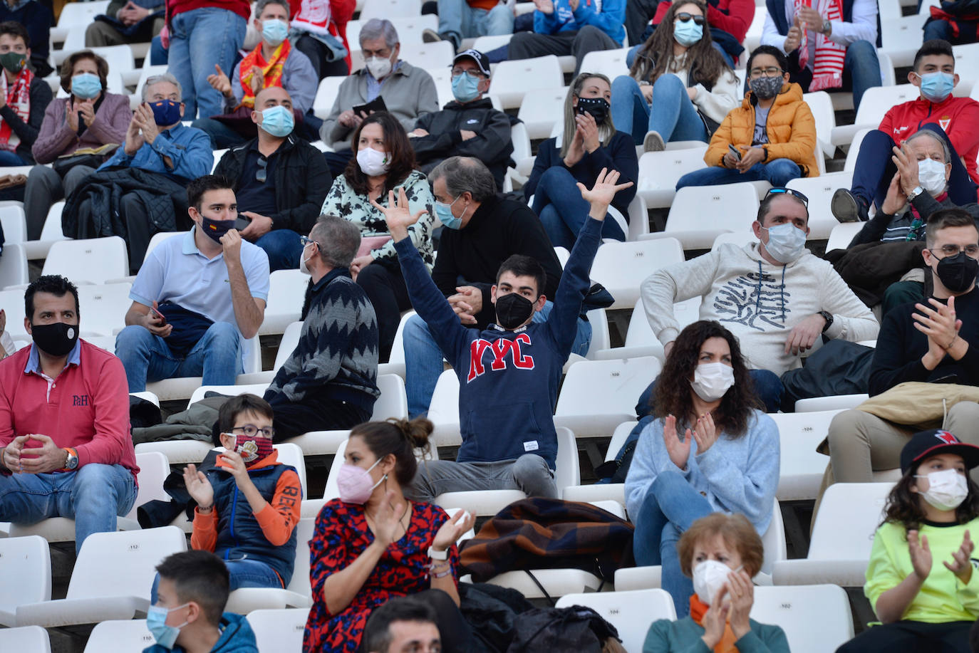 Fotos: La afición del Real Murcia y el UCAM durante el derbi de la capital, en imágenes