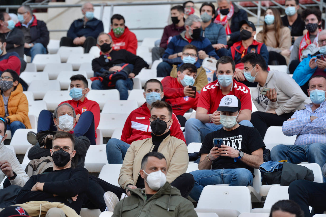 Fotos: La afición del Real Murcia y el UCAM durante el derbi de la capital, en imágenes