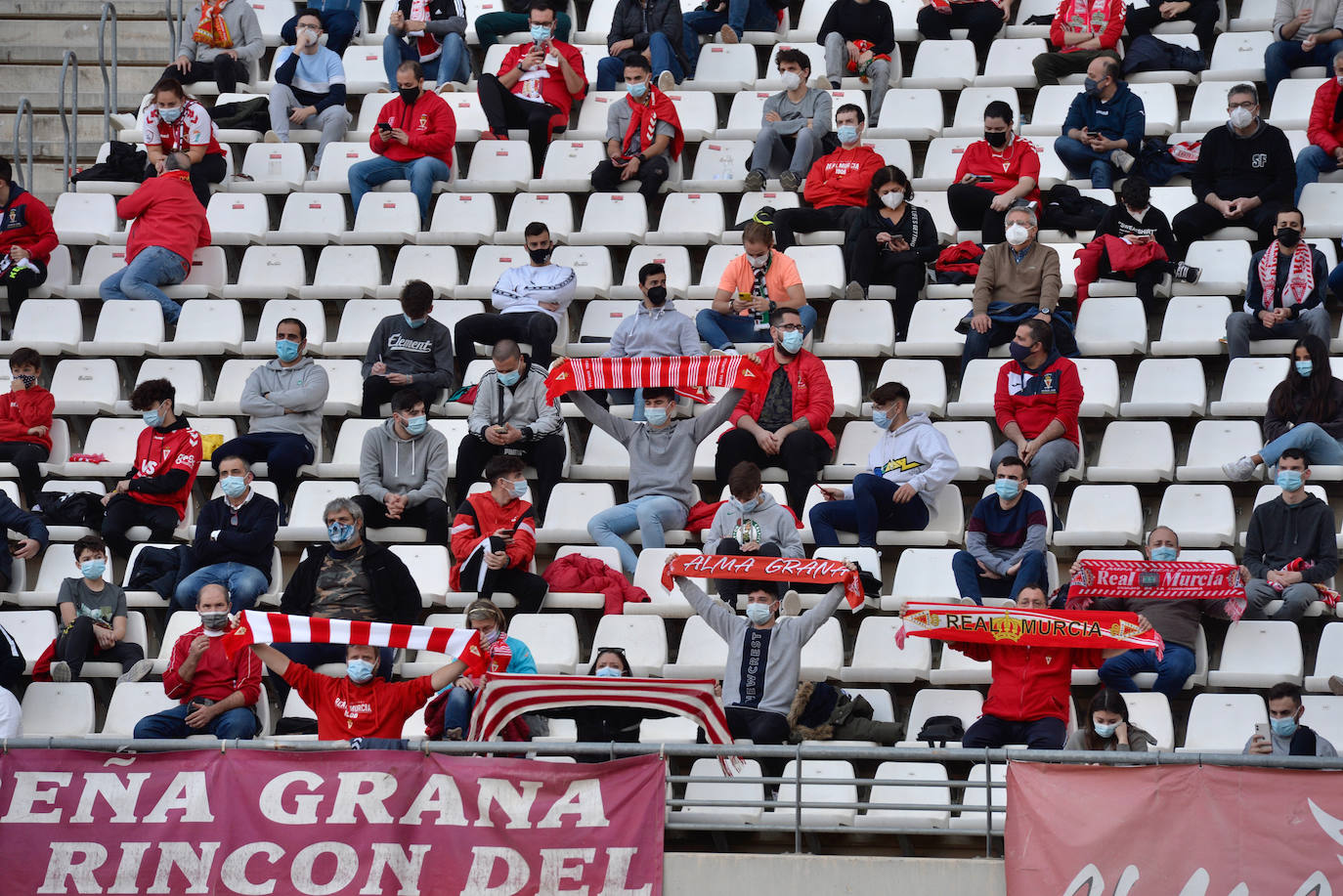 Fotos: La afición del Real Murcia y el UCAM durante el derbi de la capital, en imágenes