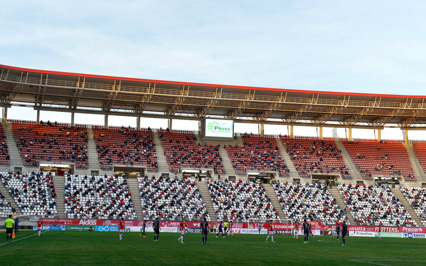 Fotos: La afición del Real Murcia y el UCAM durante el derbi de la capital, en imágenes