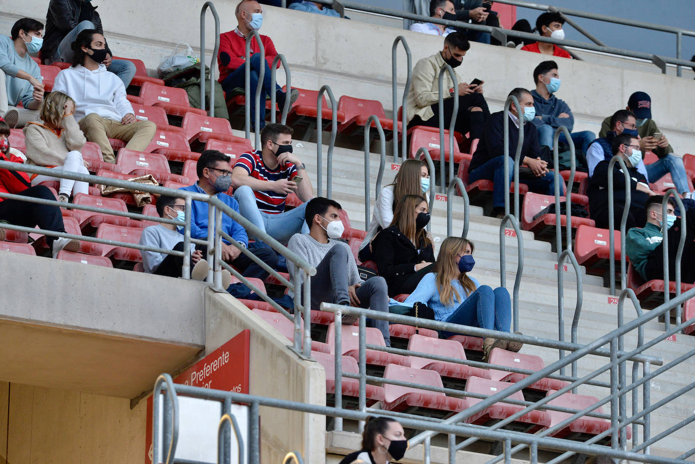 Fotos: La afición del Real Murcia y el UCAM durante el derbi de la capital, en imágenes