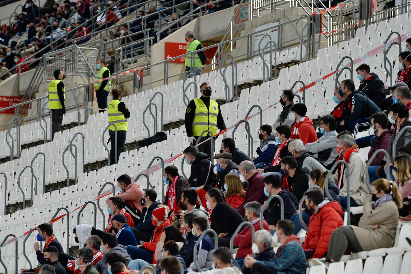 Fotos: La afición del Real Murcia y el UCAM durante el derbi de la capital, en imágenes