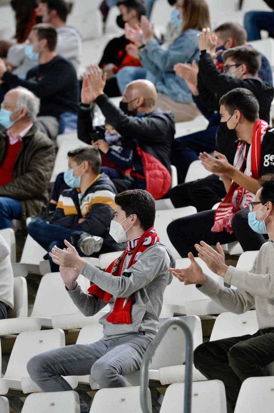 Fotos: La afición del Real Murcia y el UCAM durante el derbi de la capital, en imágenes