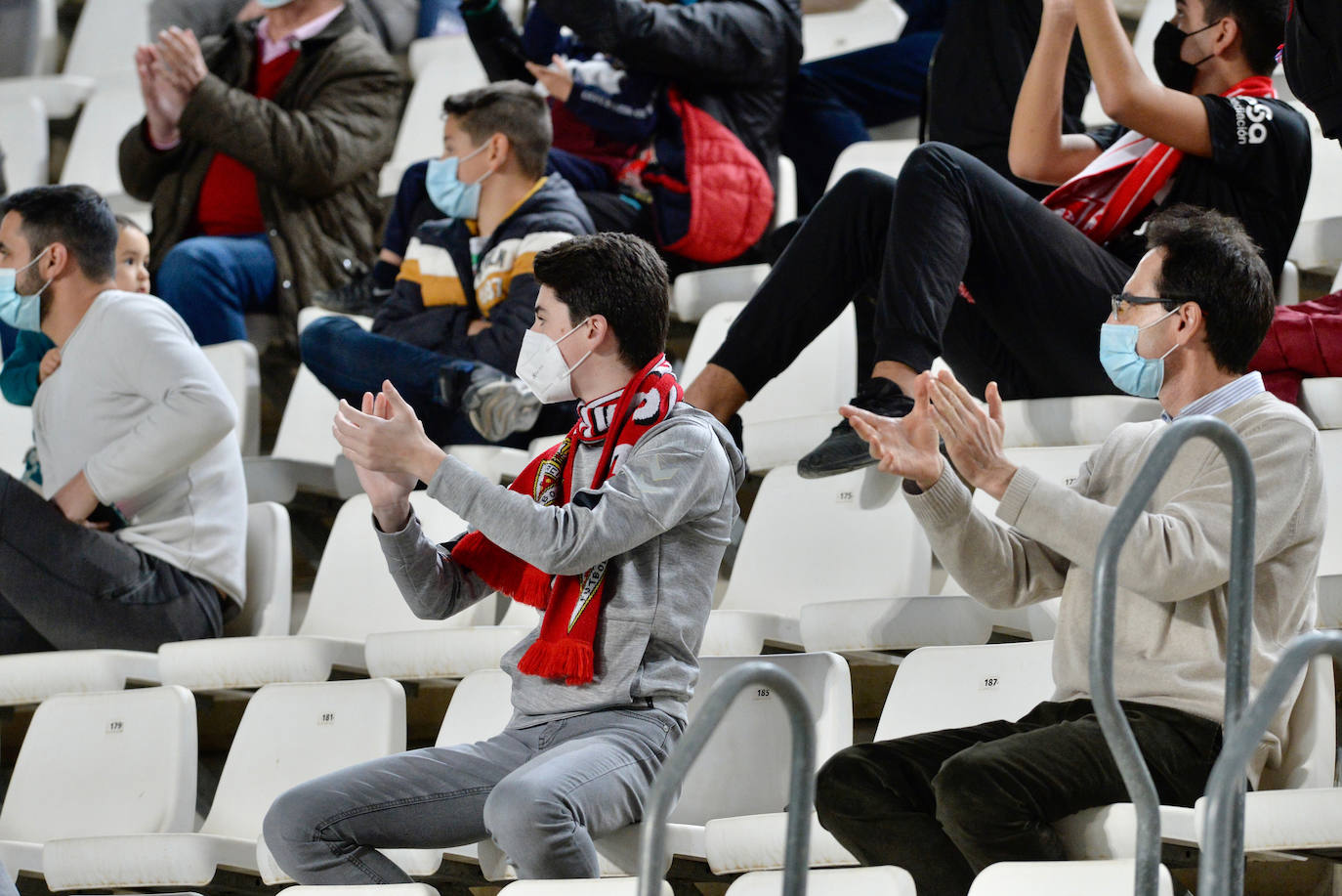 Fotos: La afición del Real Murcia y el UCAM durante el derbi de la capital, en imágenes