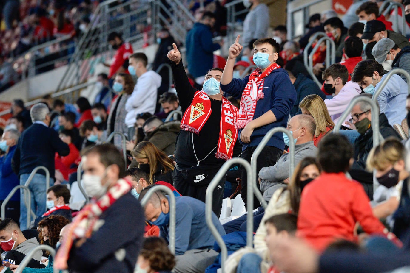 Fotos: La afición del Real Murcia y el UCAM durante el derbi de la capital, en imágenes