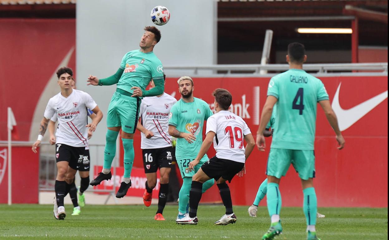 Instante del partido entre el Lorca Deportiva y el Sevilla Atlético, este domingo.