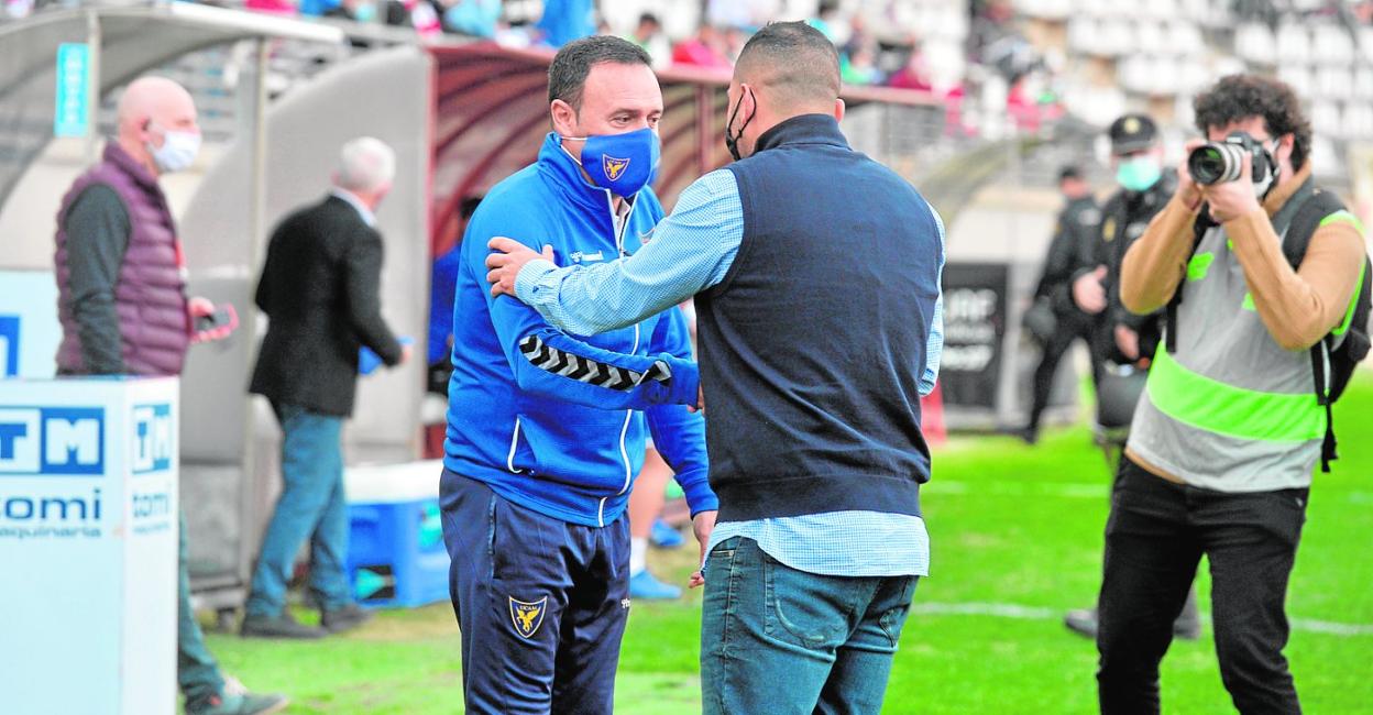 José María Salmerón y Adrián Hernández, ayer, saludándose antes del inicio del partido en el estadio Enrique Roca. 