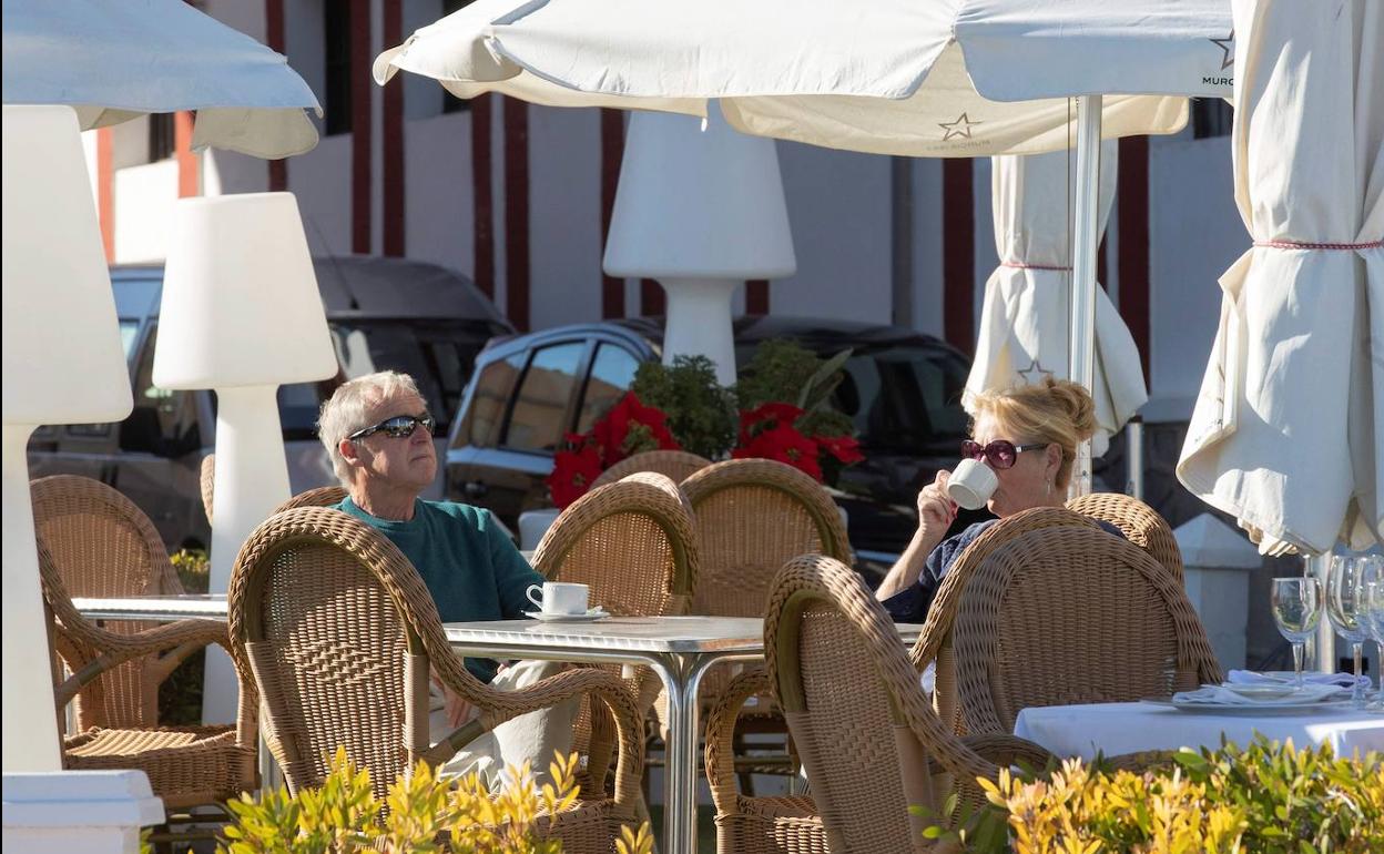 Dos clientes en una terraza de Los Alcázares, la semana pasada.