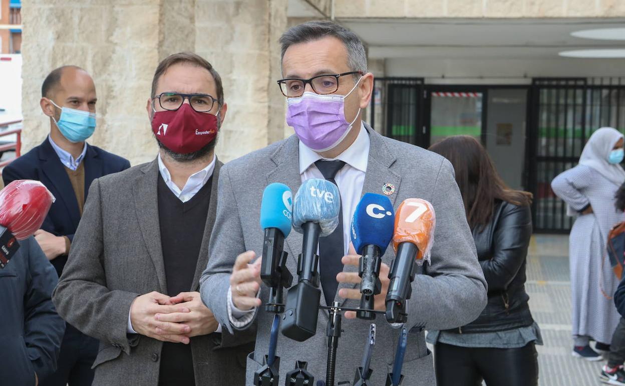 El secretario general del PSRM, Diego Conesa, este lunes, en su visita a Lorca.