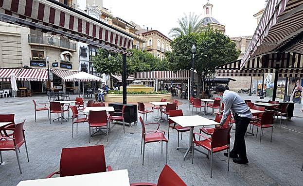 Un camarero de un local de la plaza de las Flores de Murcia, el pasado 4 de noviembre.