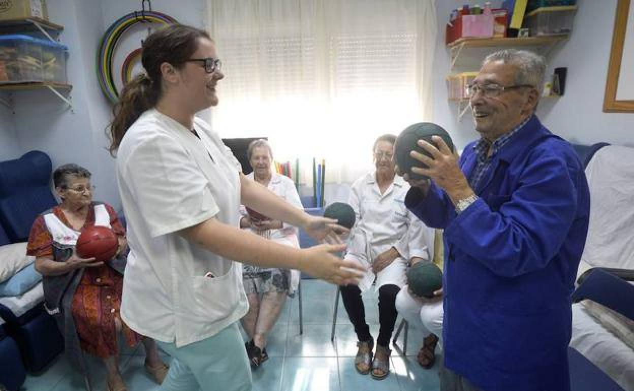 Actividades en un centro de día para enfermos de Alzheimer. 