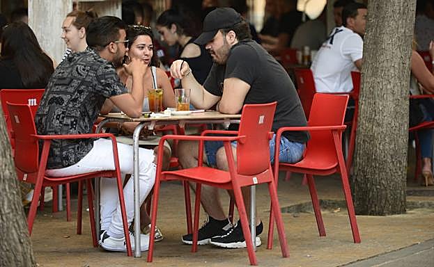 Tres personas en una terraza de Murcia, en una fotografía del mes de junio.