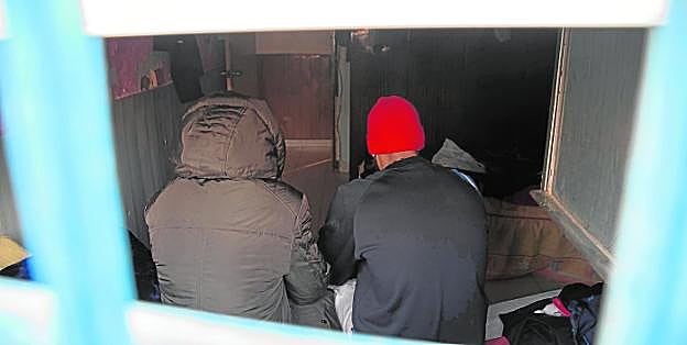 Aziz y Mustapha, dos trabajadores de la nave de textil intervenida por la Policía en Fuente Álamo, en el interior de la casa donde duermen. 