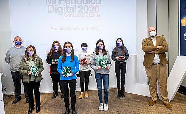 Mejor noticia. 'Paloma Mensajera Digital', del IES Cañada de las Eras, junto a Fernando Castillo, coordinador del concurso.