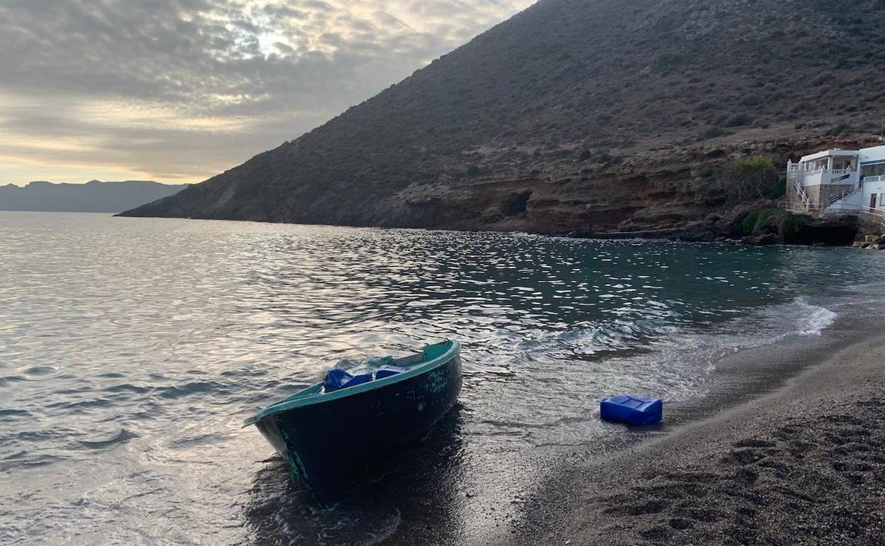 Embarcación encontrada en la playa de El Portús, en Cartagena.