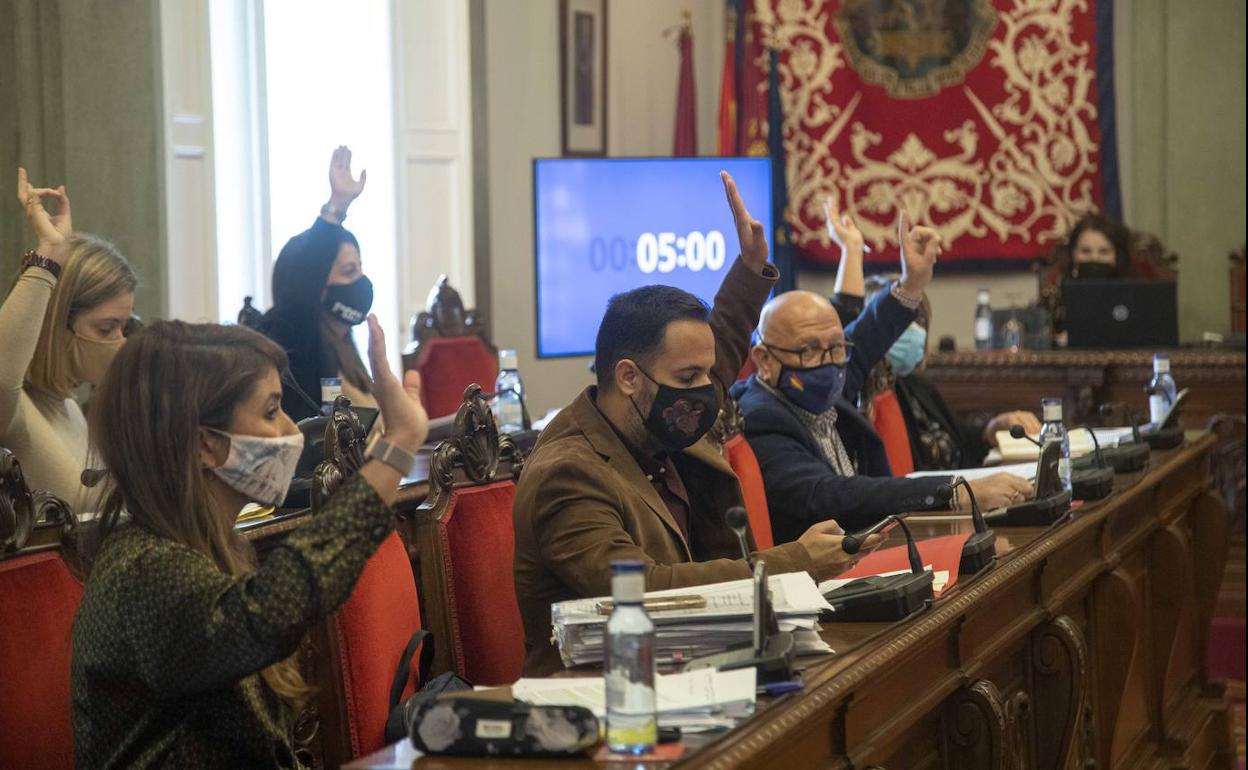 Varios concejales votan en el Pleno de este jueves.