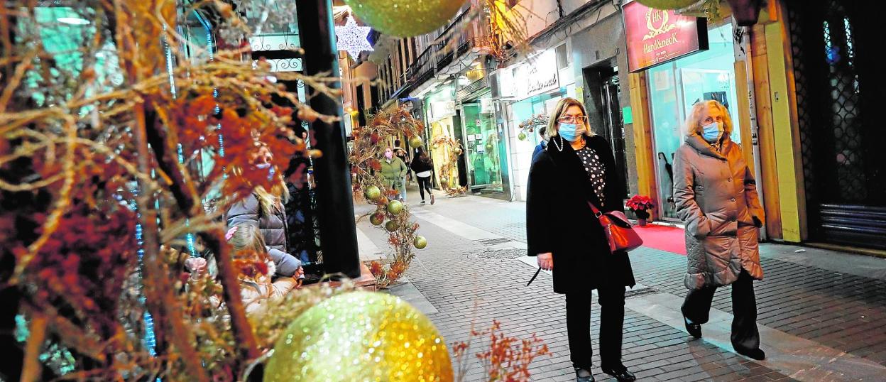Adornos navideños en el centro de Murcia, ayer por la tarde. 