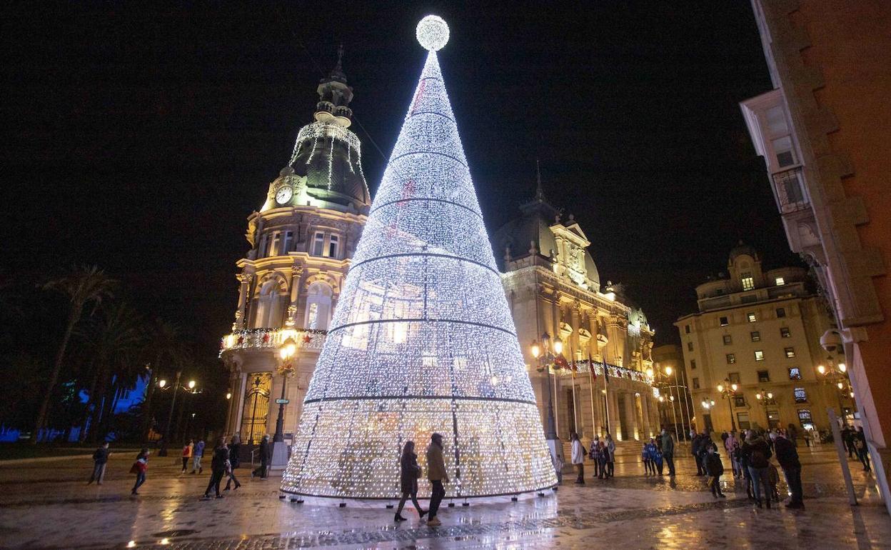 Un árbol de Navidad en Cartagena, en una fotografía de archivo.