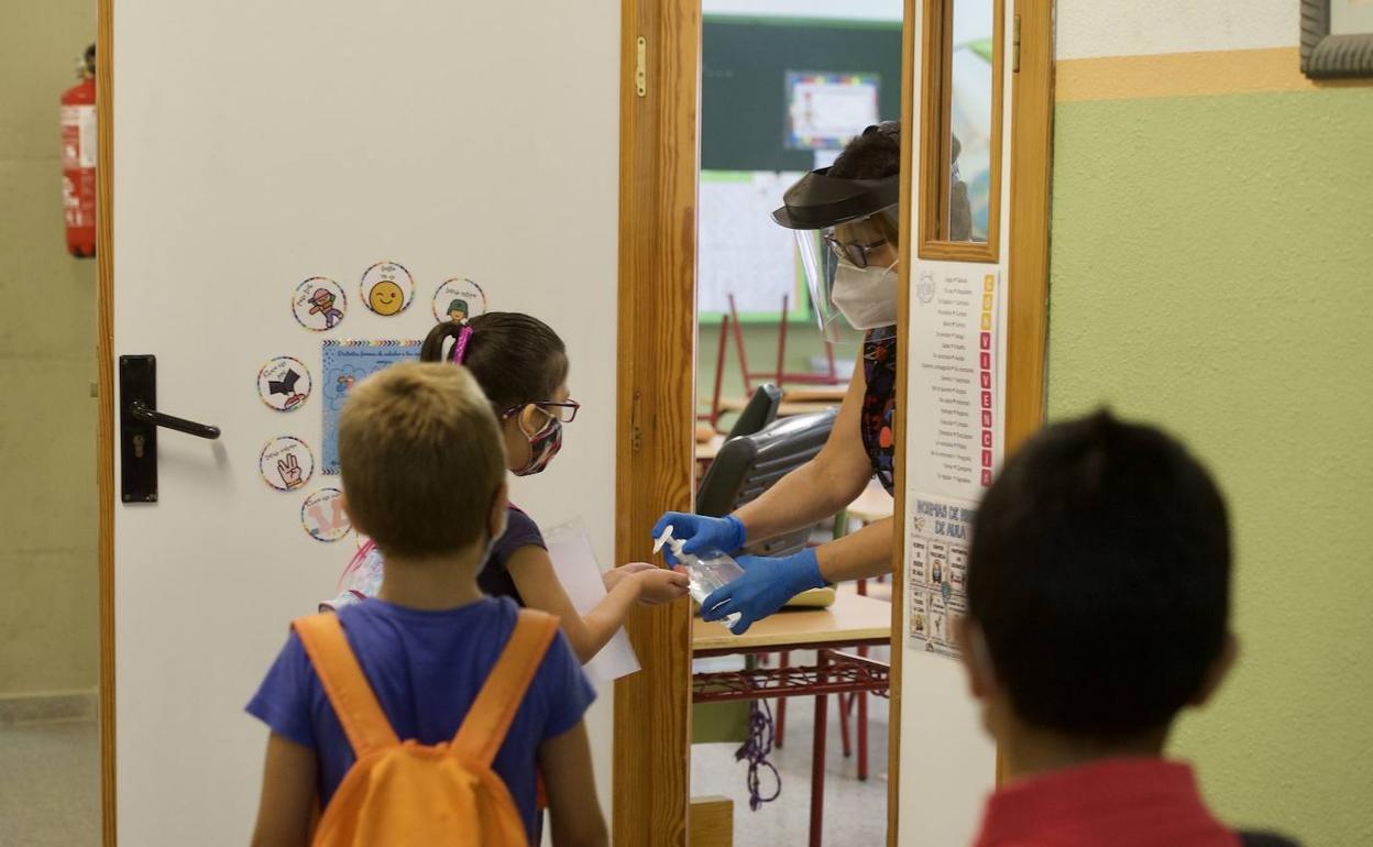Varios alumnos entran a un aula de un colegio de Murcia, en una imagen de archivo.
