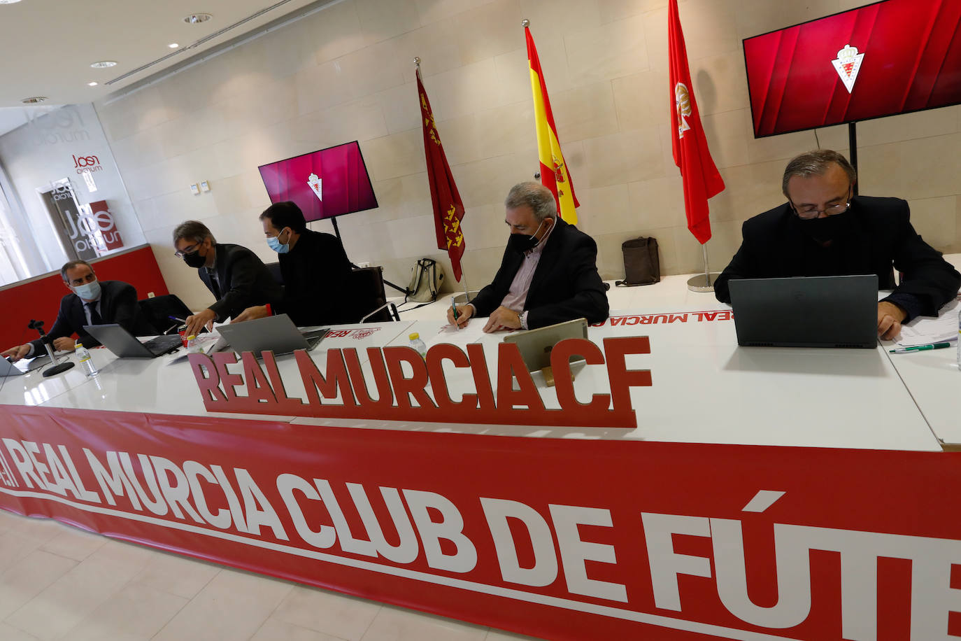 Fotos: Paseo triunfal para el Consejo de Tornel en otra Junta decisiva para el Murcia