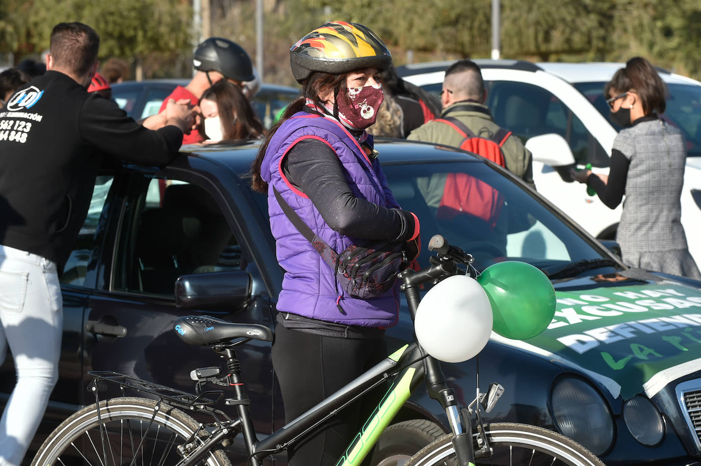 Fotos: Una manifestación con decenas de coches y bicis en Murcia exigen el refuerzo de los servicios públicos