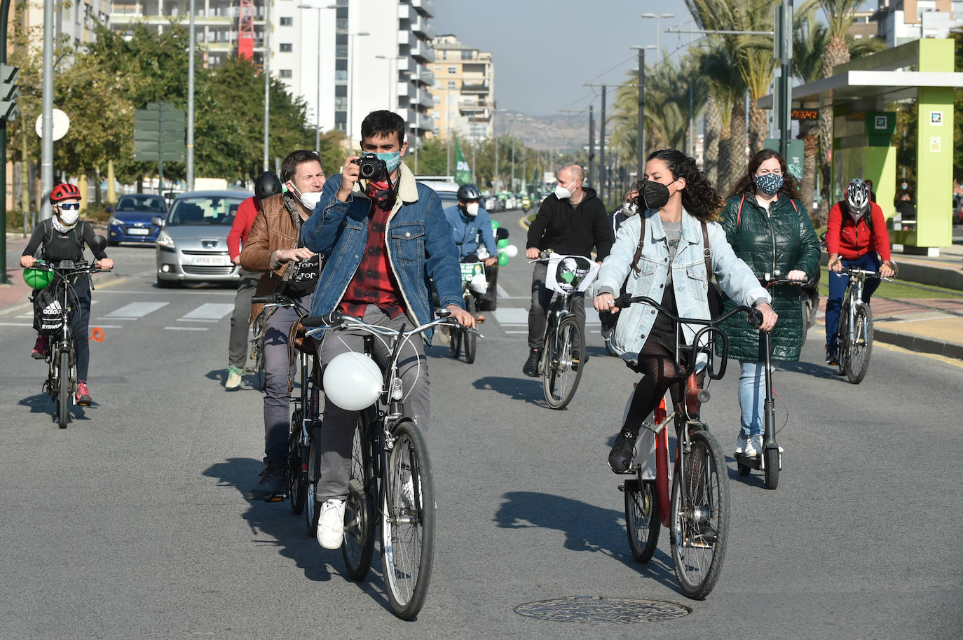 Fotos: Una manifestación con decenas de coches y bicis en Murcia exigen el refuerzo de los servicios públicos