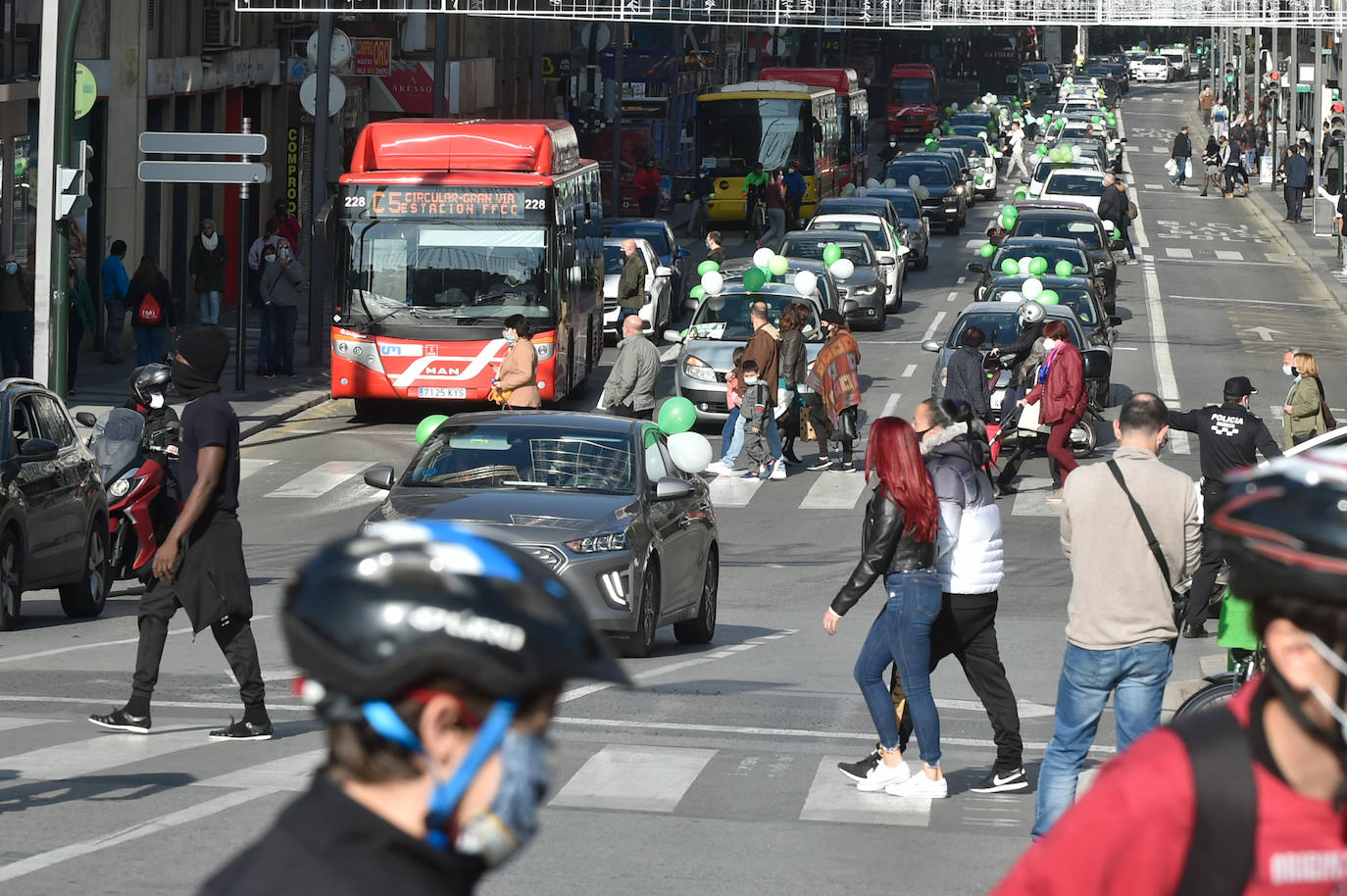 Fotos: Una manifestación con decenas de coches y bicis en Murcia exigen el refuerzo de los servicios públicos