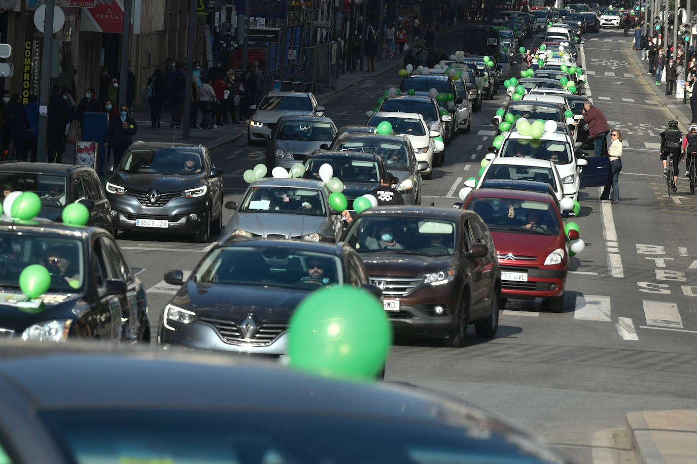 Fotos: Una manifestación con decenas de coches y bicis en Murcia exigen el refuerzo de los servicios públicos