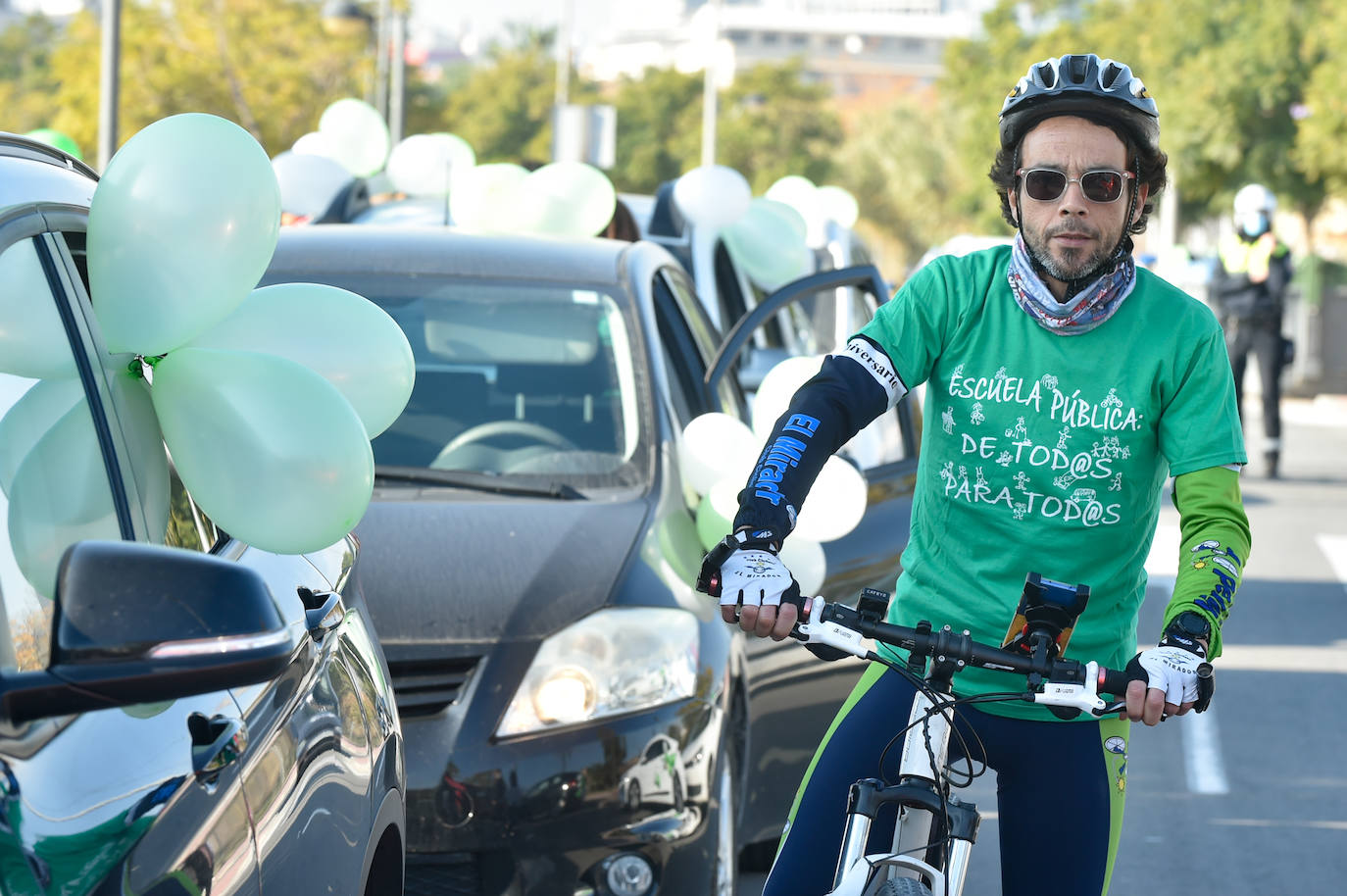 Fotos: Una manifestación con decenas de coches y bicis en Murcia exigen el refuerzo de los servicios públicos