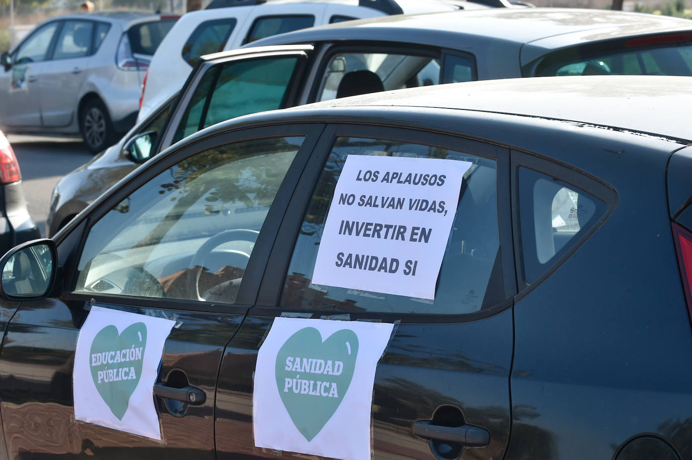 Fotos: Una manifestación con decenas de coches y bicis en Murcia exigen el refuerzo de los servicios públicos