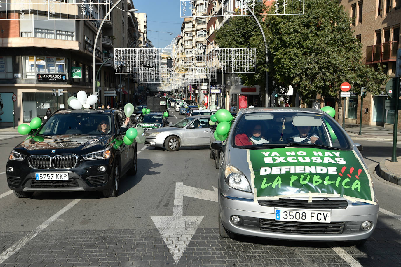 Fotos: Una manifestación con decenas de coches y bicis en Murcia exigen el refuerzo de los servicios públicos