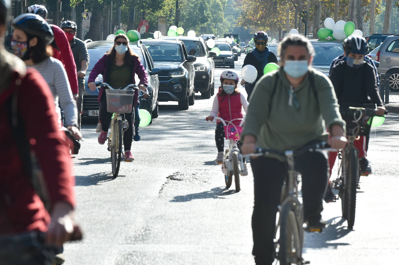 Fotos: Una manifestación con decenas de coches y bicis en Murcia exigen el refuerzo de los servicios públicos