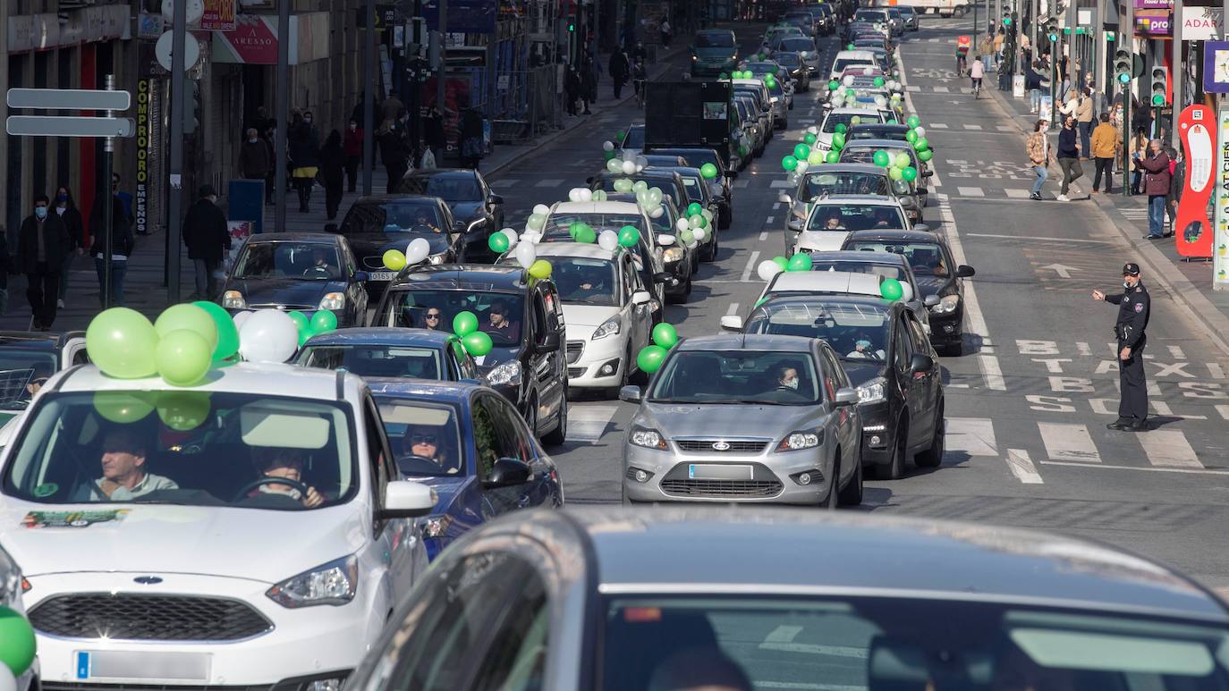 Fotos: Una manifestación con decenas de coches y bicis en Murcia exigen el refuerzo de los servicios públicos