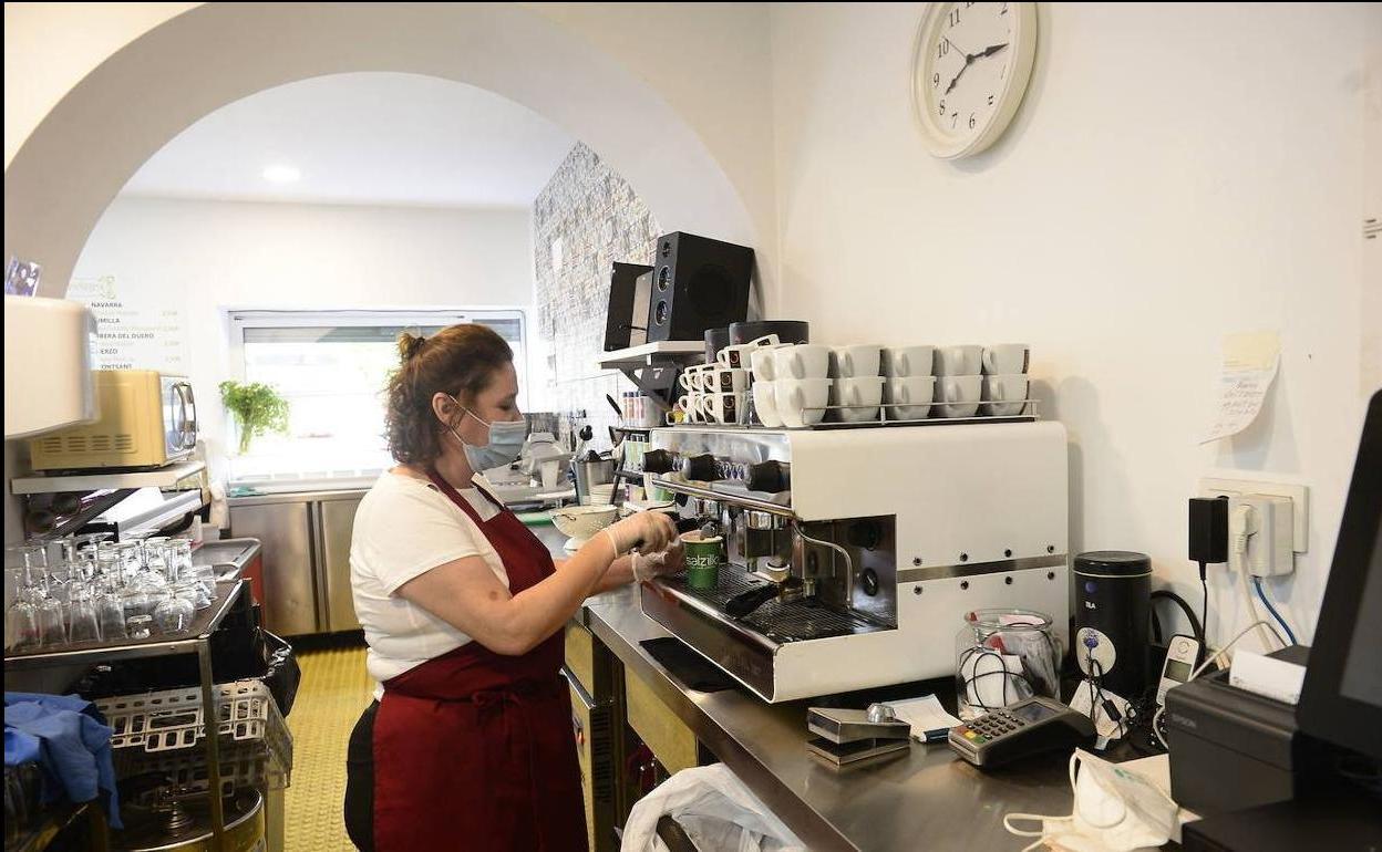 Una mujer prepara un café en un bar de Murcia, en una fotografía de archivo. 