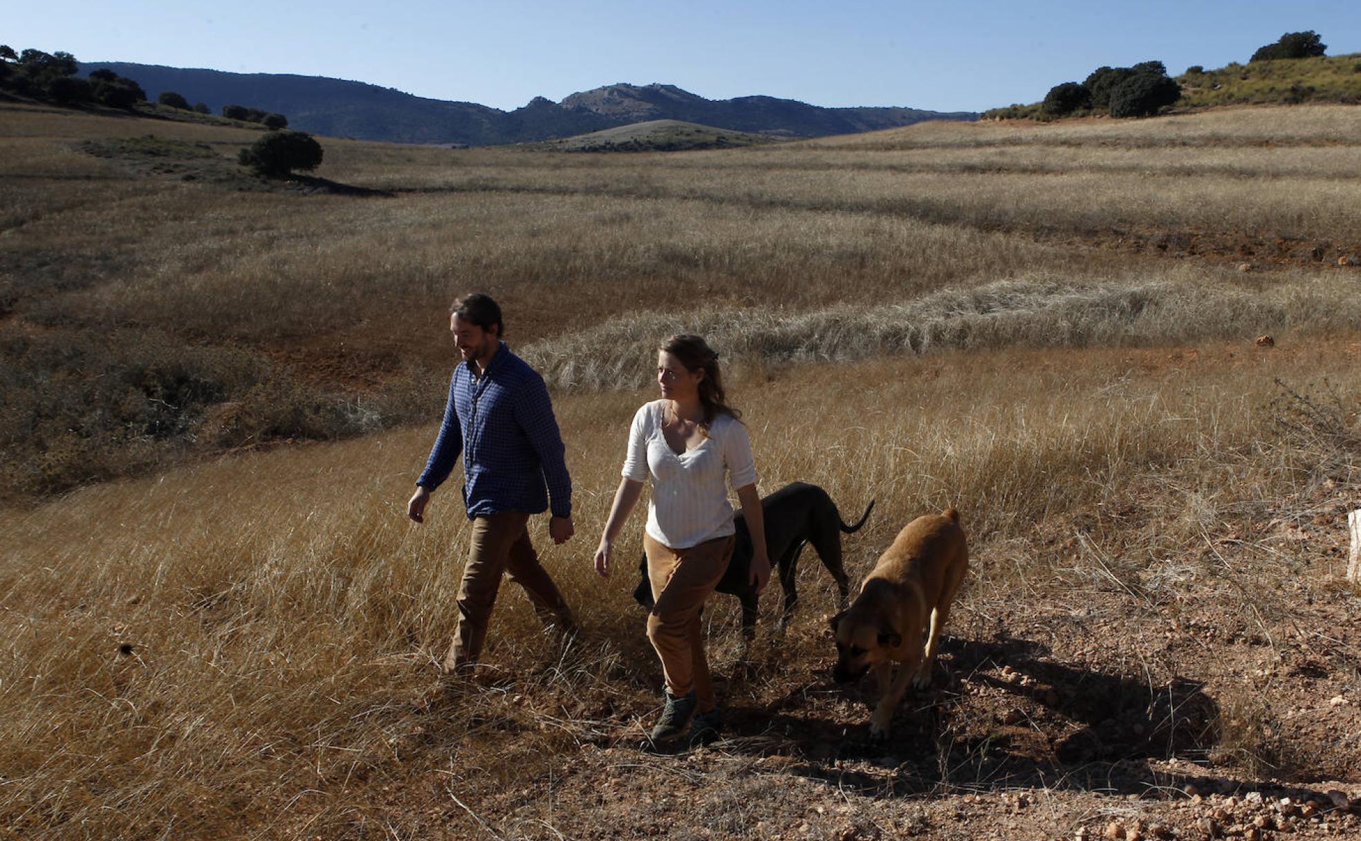 Alfonso Chico de Guzmán y Yanniek Schoonhoven pasean con sus perros por La Junquera, en Caravaca de la Cruz.