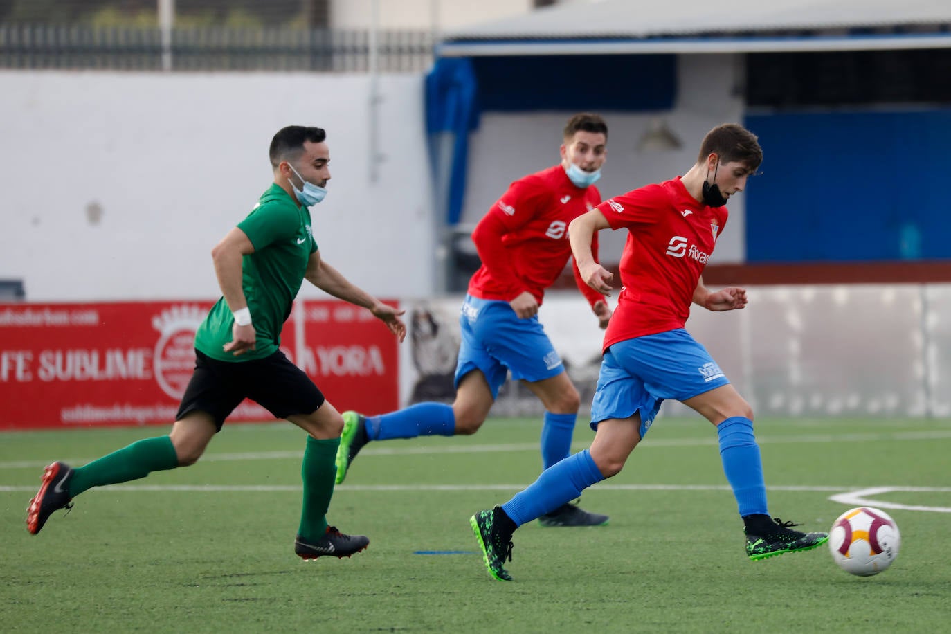 Fotos: Con mascarilla en los partidos de categoría autonómica