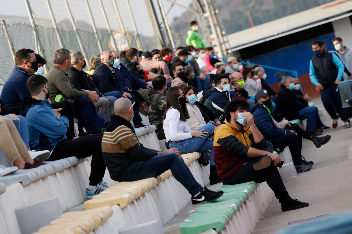 Fotos: Con mascarilla en los partidos de categoría autonómica