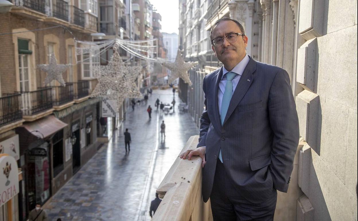 Juan Antonio Belmonte, en el balcón de su despacho de la dirección territorial de Sabadell Urquijo, en la calle Mayor de Cartagena. 