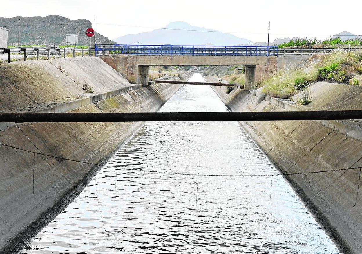 El canal del Trasvase Tajo-Segura a su paso por Campotéjar Alto, en una imagen de archivo. 