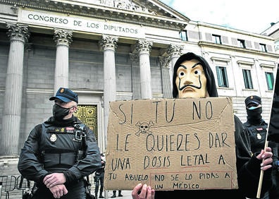 Manifestación de colectivos contra la ley de eutanasia el jueves ante el Congreso. 