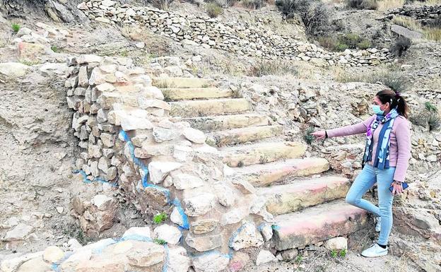 La edil Lourdes González visita El Salto de la Novia, en Ulea, esta semana. 