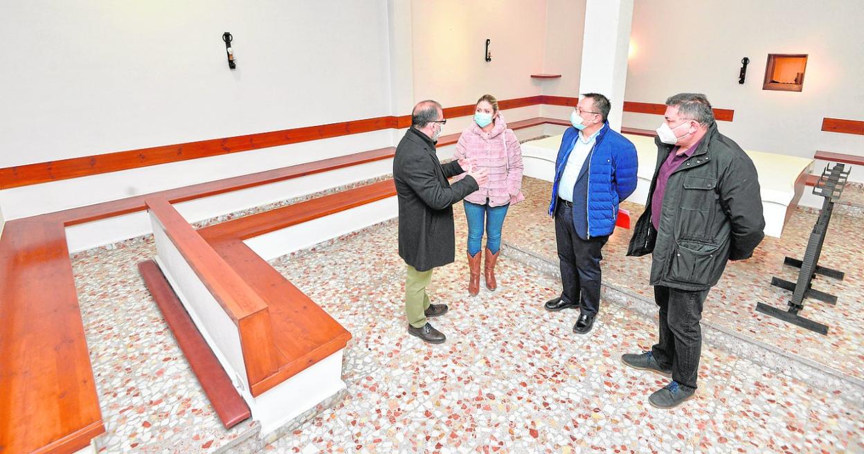 Recreación de una de las zonas comunes; abajo, estado actual de la capilla, que será parte de una de esas áreas, y que visitó hace unos días la concejal con técnicos de Vivienda. 