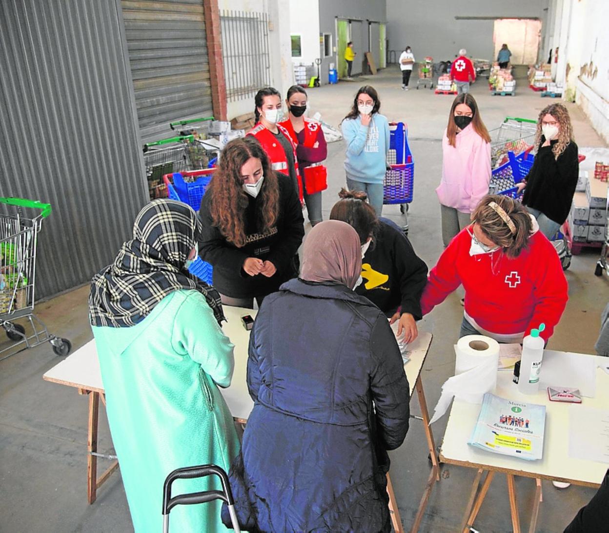 Reparto de comida, este domingo en el almacén de Cruz Roja. 